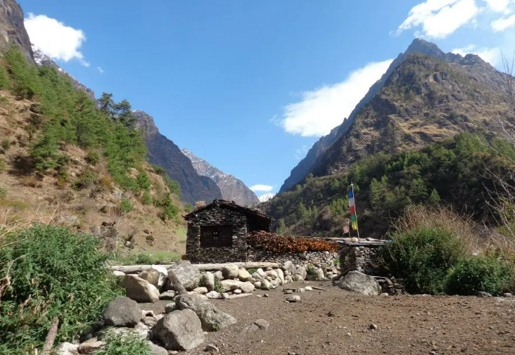 Mist lifting off the Budhi Gandaki gorge at dawn